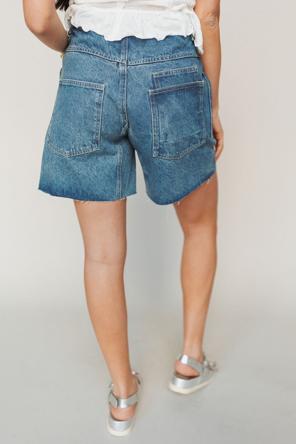 Joey Barrel Shorts In Medium Wash Secondary image