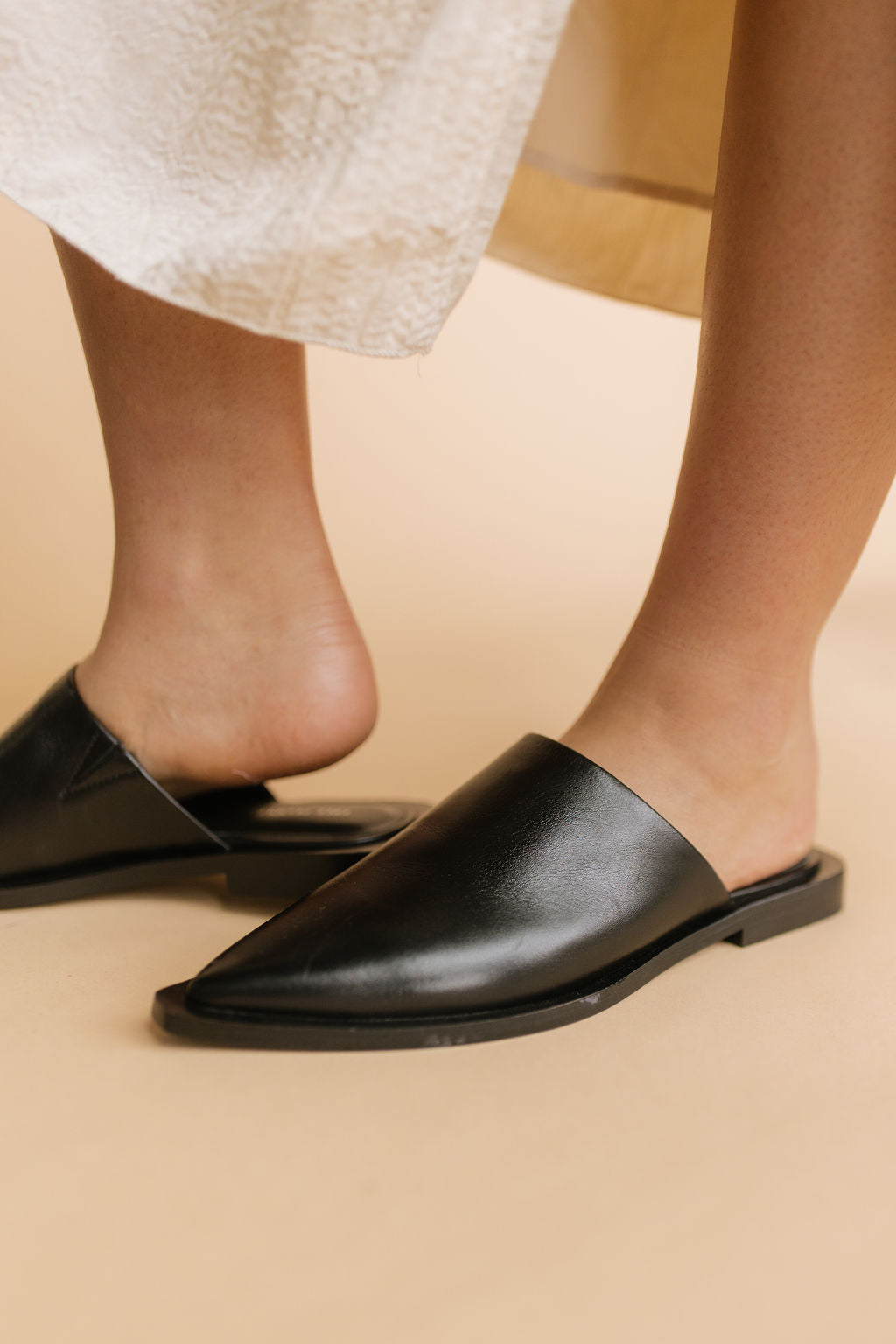 (取寄) フリーピープル レディース ベッキー ミュール シューズ Free People women Becky Mule Shoes (For Women)  Black Free People Becky Mule in Black Leather – Henly